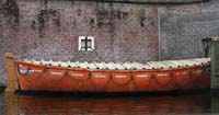 dl--Long Red Boat Amsterdam--_3954