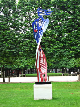 du_RedWhiteBlueStatue_9928