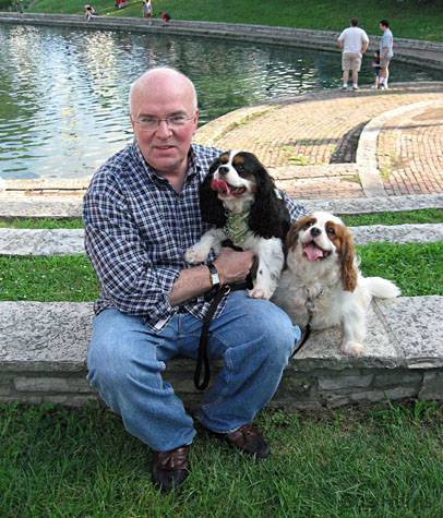 akManTwoKingCharlesSpaniels_0600